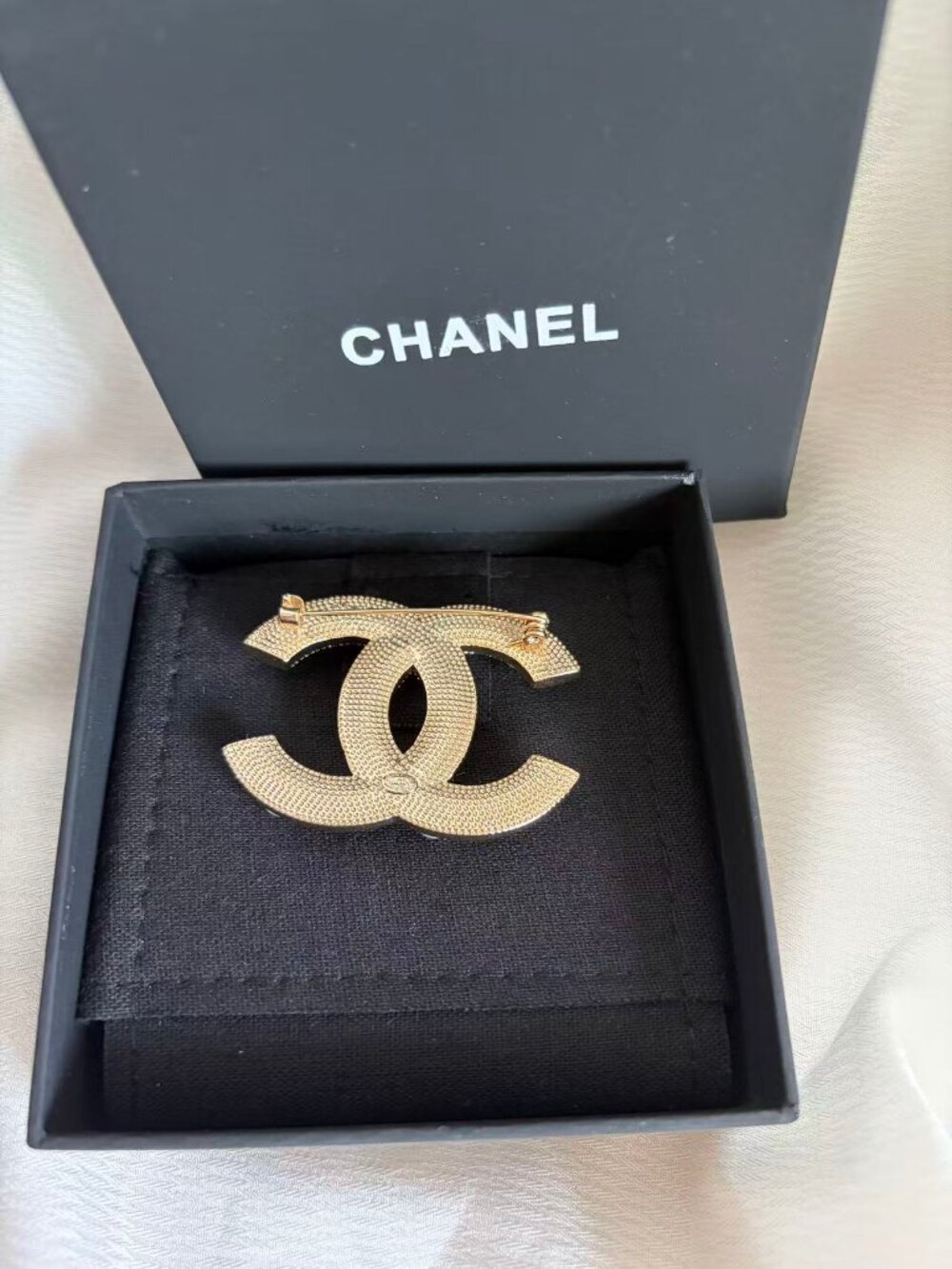 Chanel brooch - Picture 3 of 8